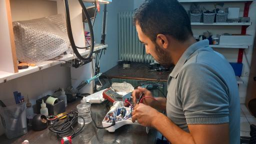 عکس تعمیر لوازم برقی و بردهای الکترونیکی
