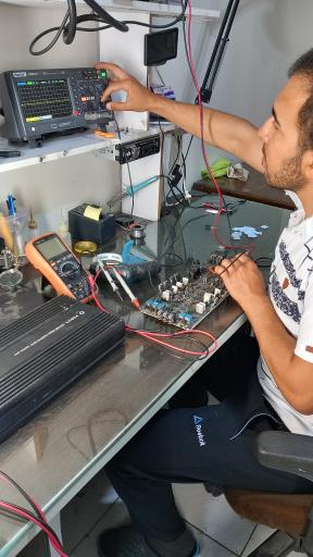 عکس تعمیر لوازم برقی و بردهای الکترونیکی