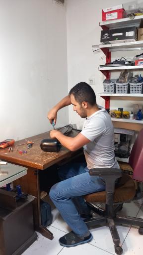 عکس تعمیر لوازم برقی و بردهای الکترونیکی