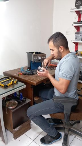 عکس تعمیر لوازم برقی و بردهای الکترونیکی