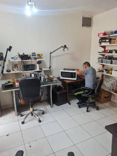 عکس تعمیر لوازم برقی و بردهای الکترونیکی