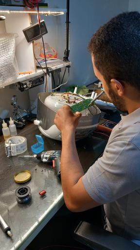 عکس تعمیر لوازم برقی و بردهای الکترونیکی