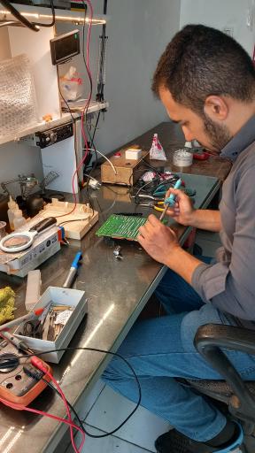 عکس تعمیر لوازم برقی و بردهای الکترونیکی
