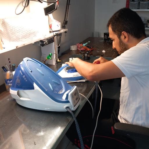 عکس تعمیر لوازم برقی و بردهای الکترونیکی