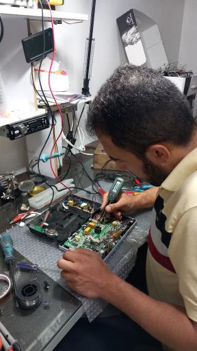 عکس تعمیر لوازم برقی و بردهای الکترونیکی