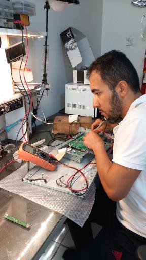 عکس تعمیر لوازم برقی و بردهای الکترونیکی