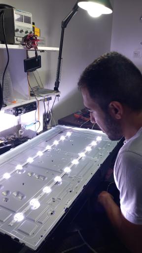 عکس تعمیر لوازم برقی و بردهای الکترونیکی