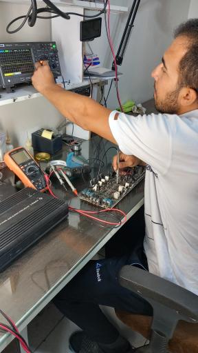 عکس تعمیر لوازم برقی و بردهای الکترونیکی