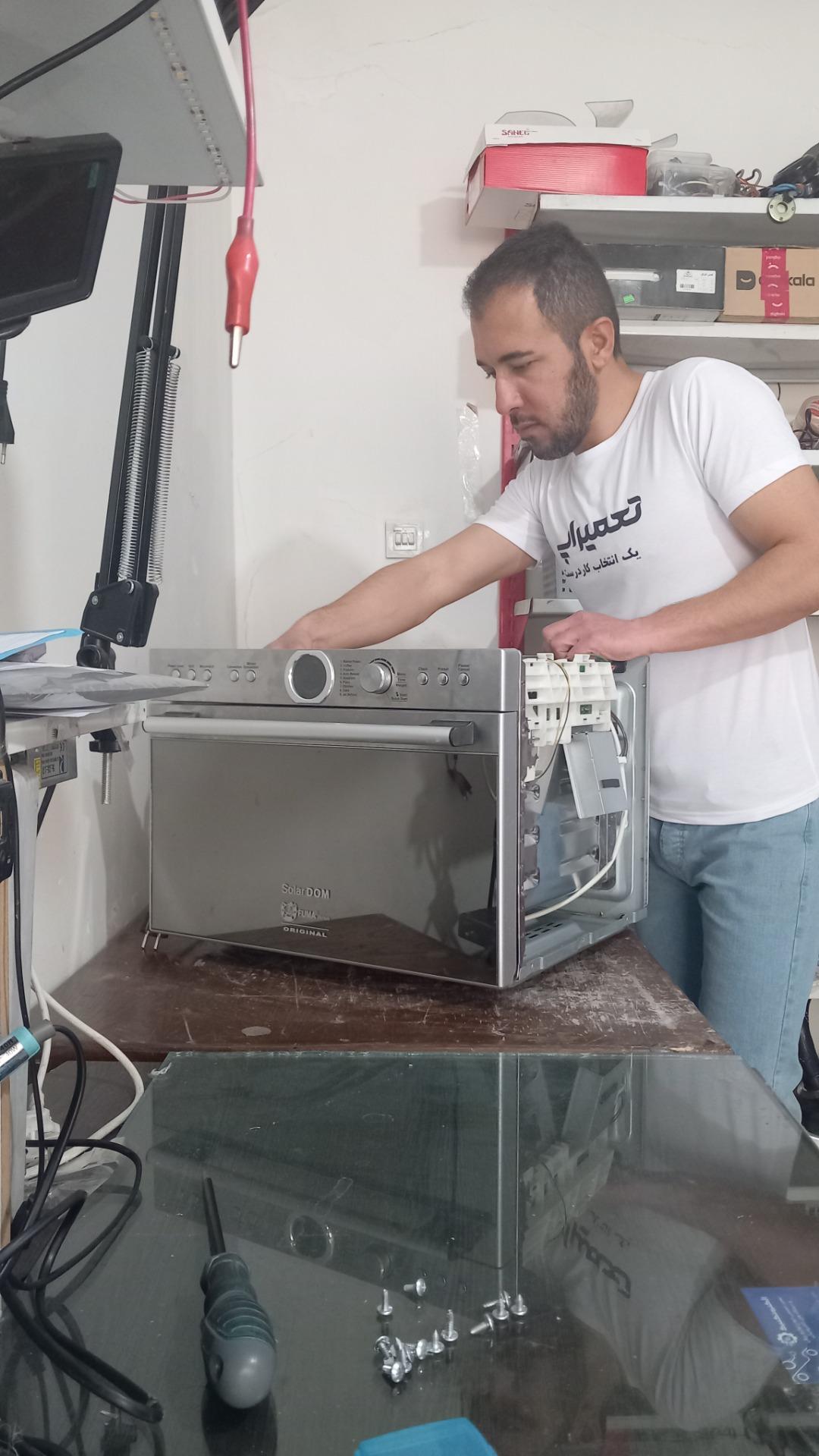 عکس تعمیر لوازم برقی و بردهای الکترونیکی