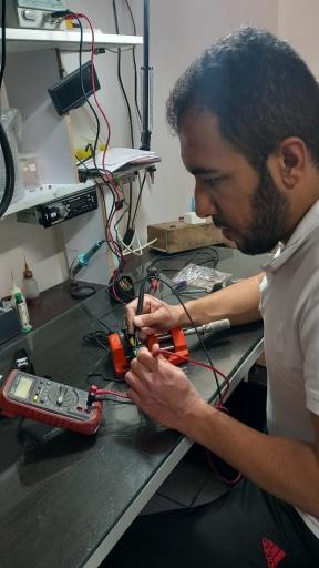عکس تعمیر لوازم برقی و بردهای الکترونیکی