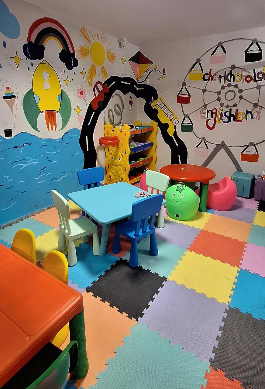 عکس آکادمی زبان چرخ و فلک