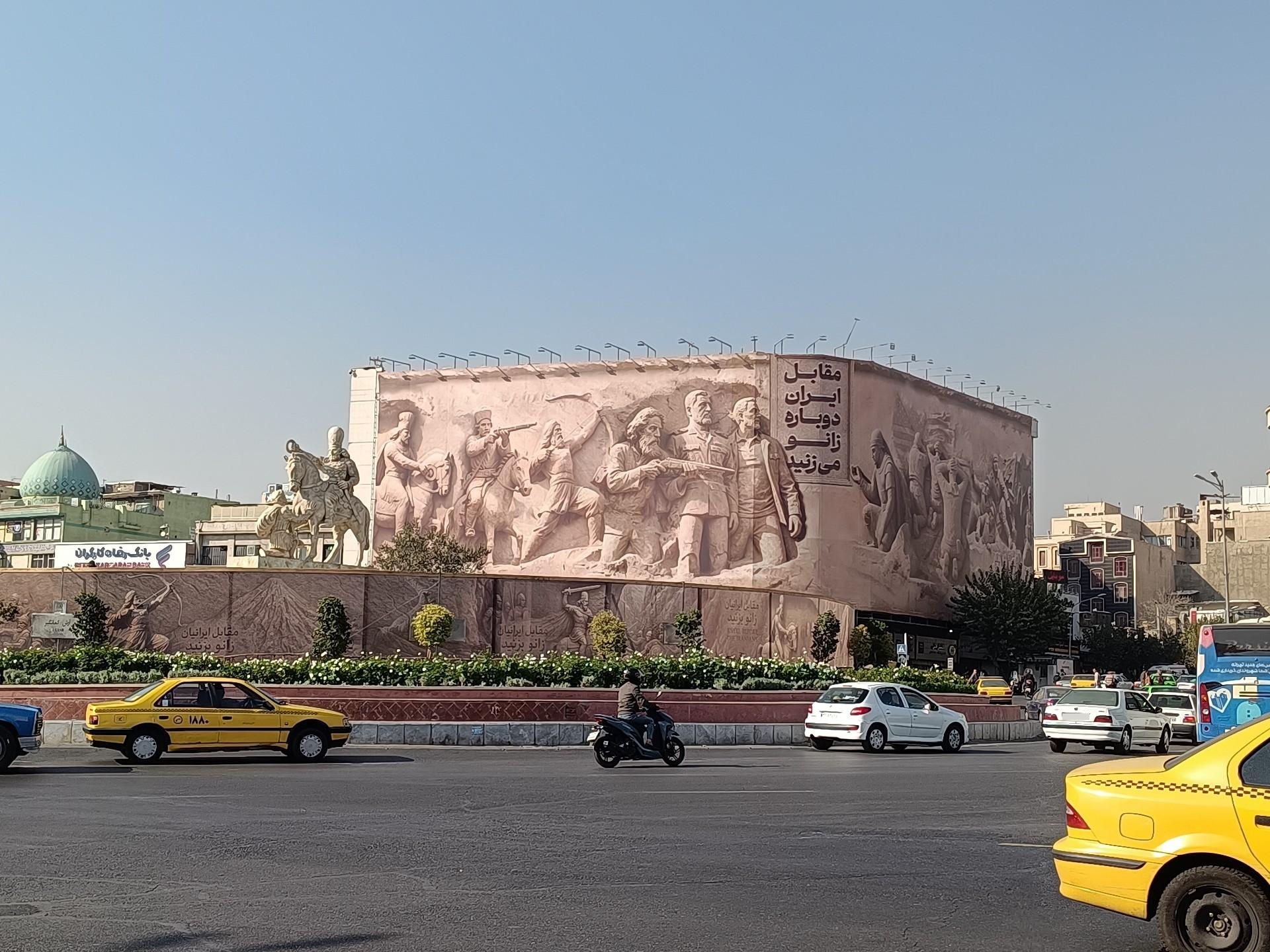 عکس تندیس زانو زدن والرین مقابل ایرانیان