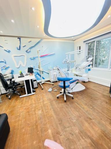 کلینیک دندانپزشکی دکتر منوچهر احمدپور