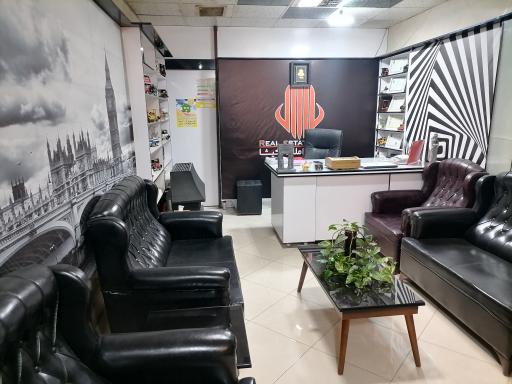 عکس مشاورین املاک گیشا