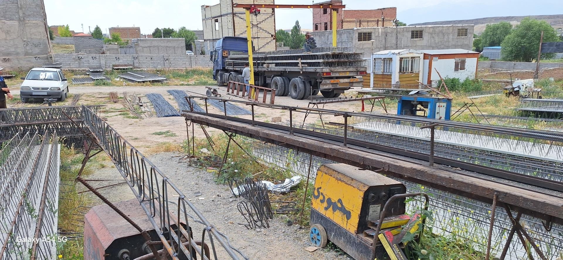 عکس کارگاه تولید تیرچه فلزی بتنی فوم و مصالح ساختمانی