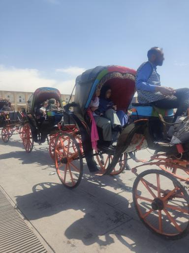 عکس ایستگاه درشکه سواری دور میدان