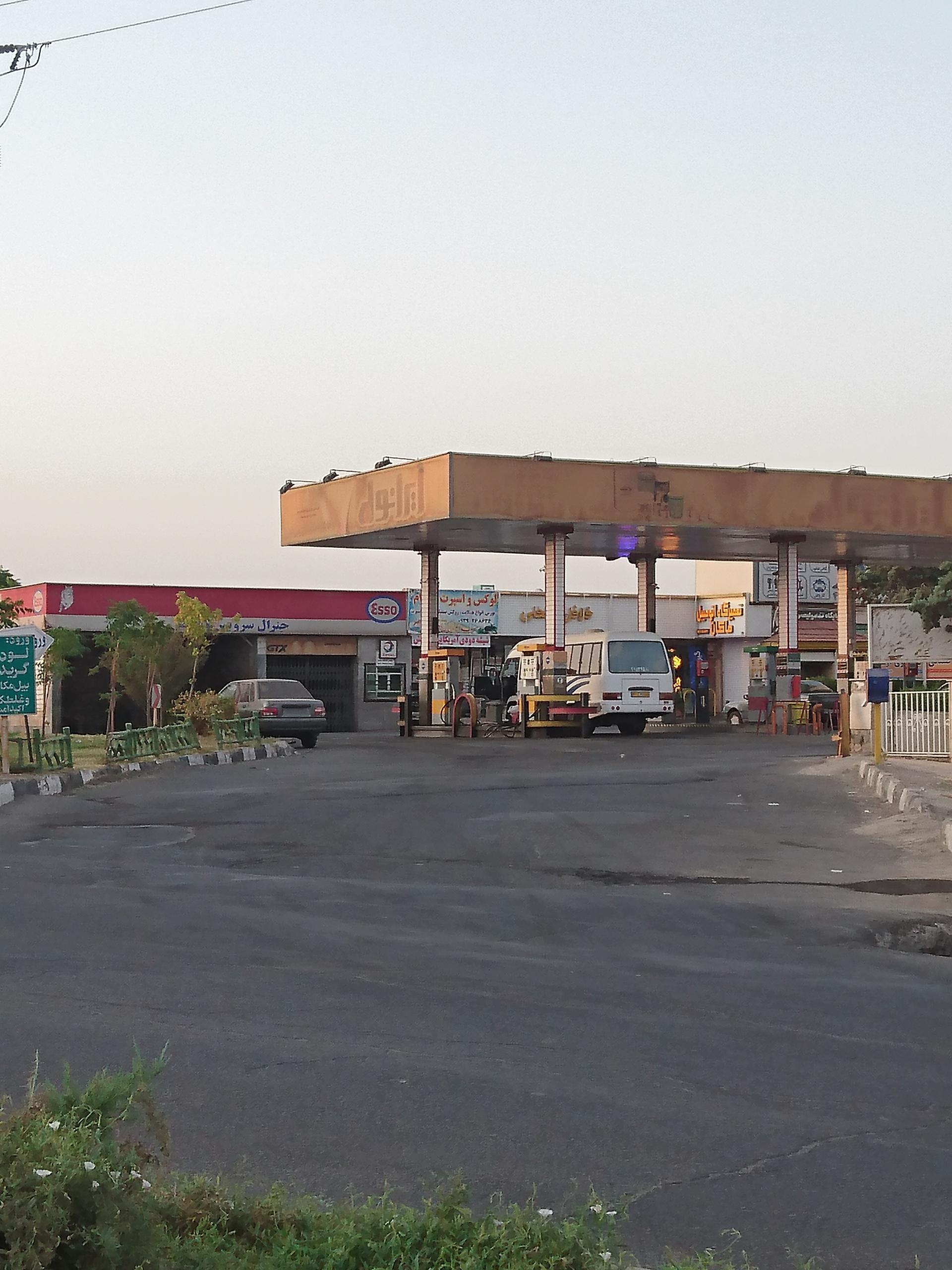 عکس پمپ بنزین ولی عصر