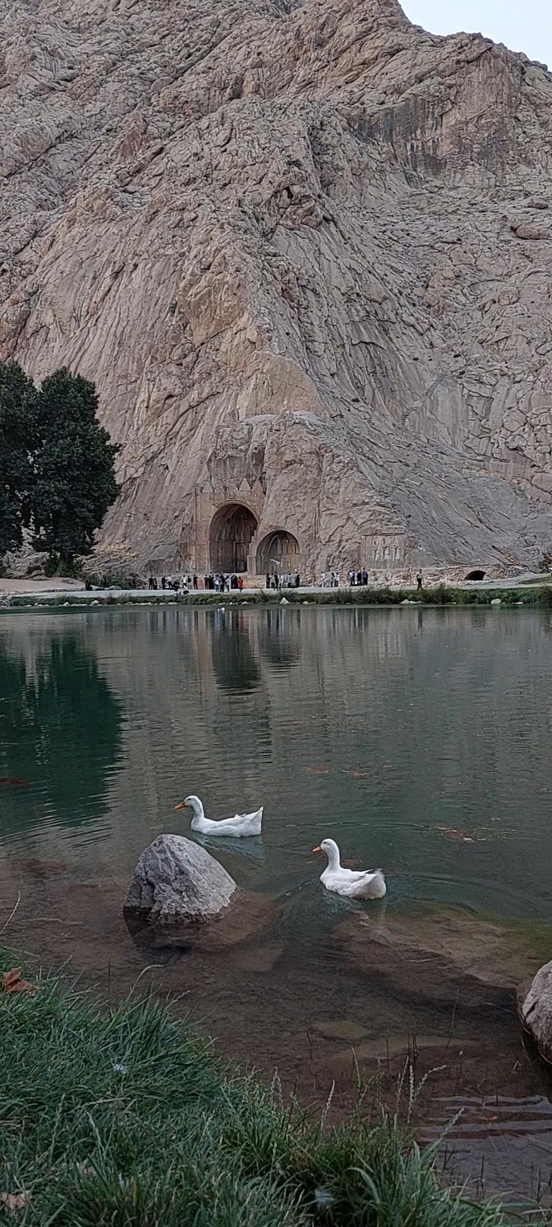 عکس دریاچه طاق بستان