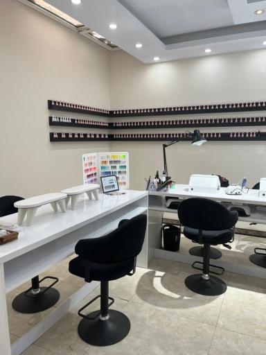 عکس کلینیک تخصصی کاشت ناخن و مژه آذیمیس