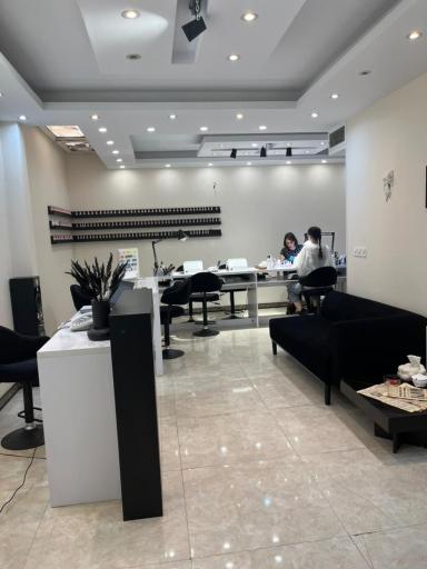 عکس کلینیک تخصصی کاشت ناخن و مژه آذیمیس