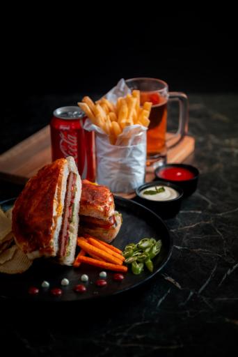 عکس پیتزا ساندویچی جگوار