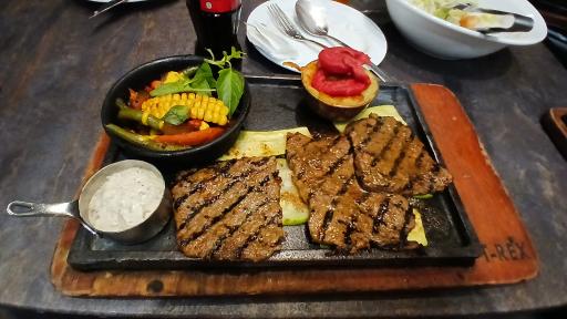 عکس رستوران تی رکس