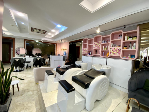 عکس سالن زیبایی و آموزشگاه نسیم مهدی زاده