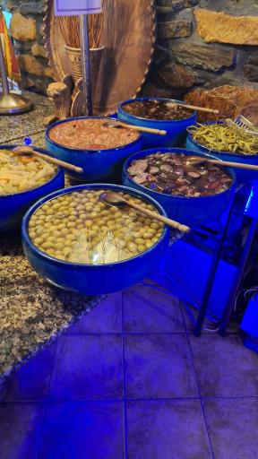 عکس سفره سرای آریاییان