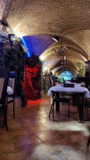 عکس سفره سرای آریاییان
