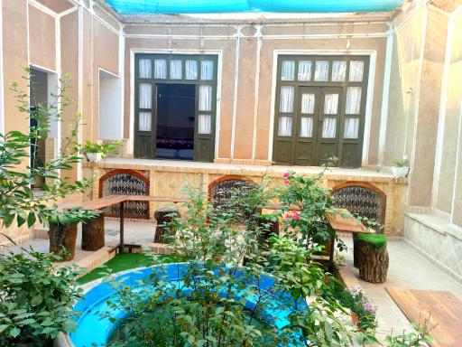 عکس هتل سنتی شاخه نبات