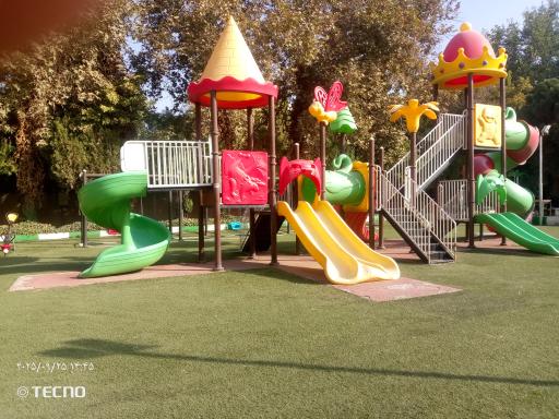 عکس زمین بازی کودکان بانک ملی