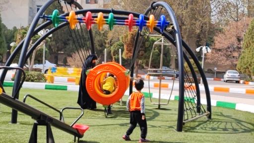 عکس زمین بازی کودکان بانک ملی