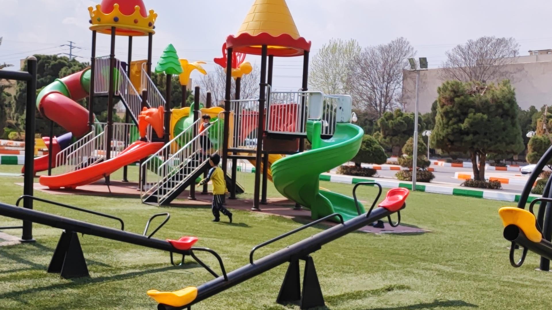 عکس زمین بازی کودکان بانک ملی