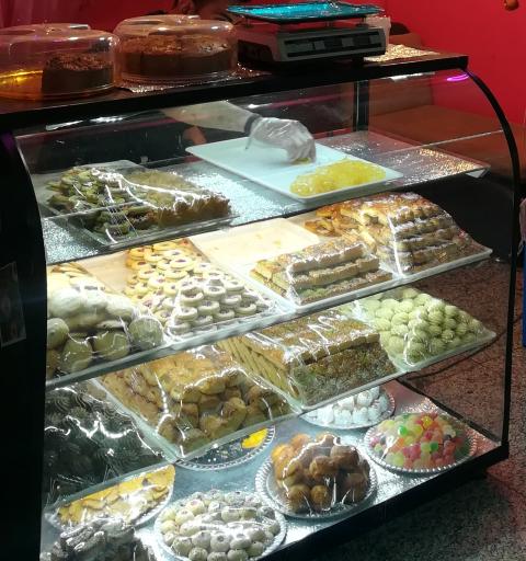 عکس شیرینی سرا ( داخل مترو نوبنیاد)