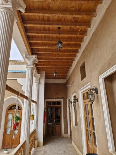 هتل سنتی اسفنجان (خانه تاریخی طاهریان)