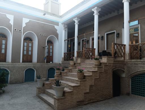 هتل سنتی اسفنجان (خانه تاریخی طاهریان)