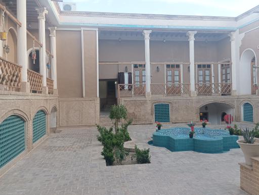 هتل سنتی اسفنجان (خانه تاریخی طاهریان)