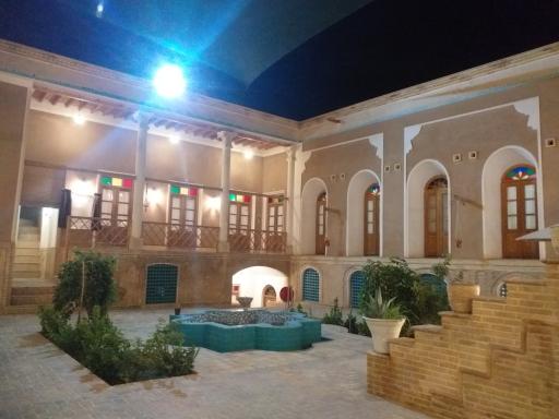 هتل سنتی اسفنجان (خانه تاریخی طاهریان)