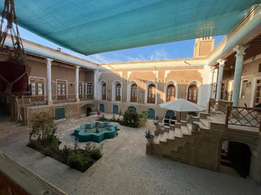 هتل سنتی اسفنجان (خانه تاریخی طاهریان)