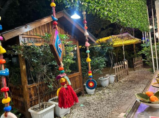 عکس باغچه رستوران سنجاب