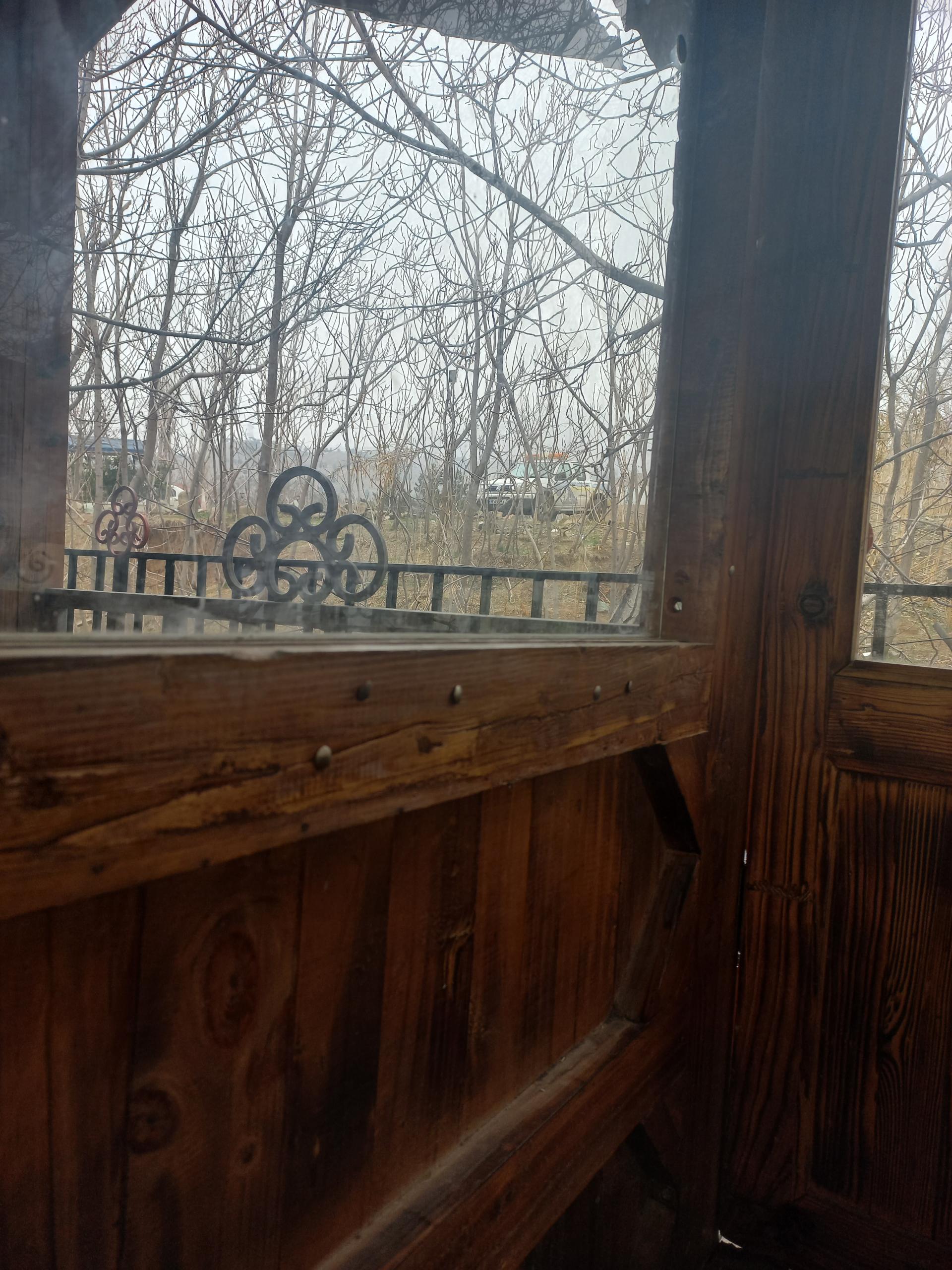 عکس باغچه رستوران سنجاب