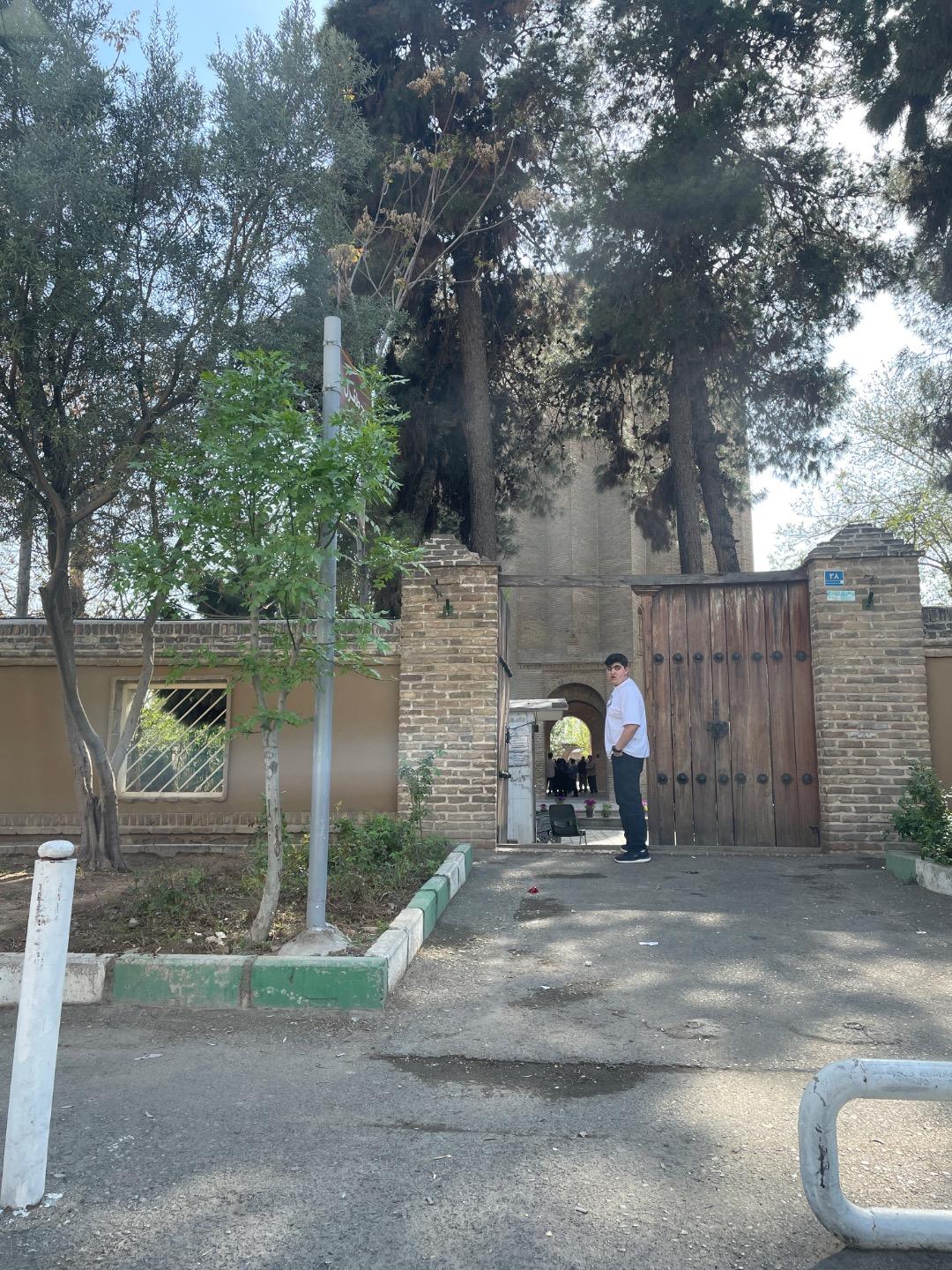 عکس آرامگاه میر سید محمد محیط طباطبائی