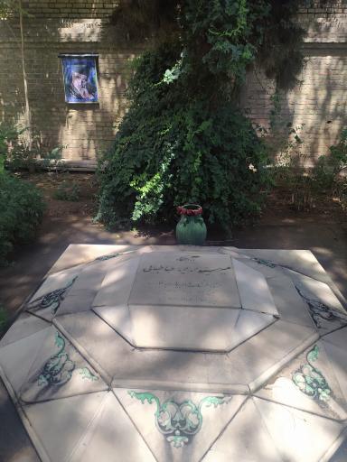 عکس آرامگاه میر سید محمد محیط طباطبائی