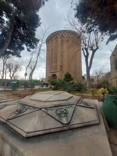 عکس آرامگاه میر سید محمد محیط طباطبائی