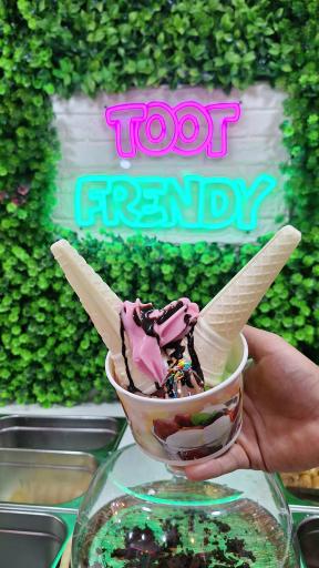 عکس کافه بستنی توت فرندی