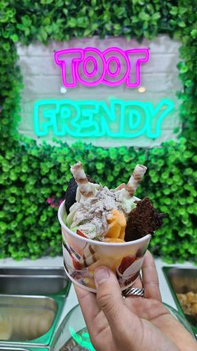 عکس کافه بستنی توت فرندی