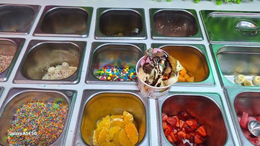 عکس کافه بستنی توت فرندی