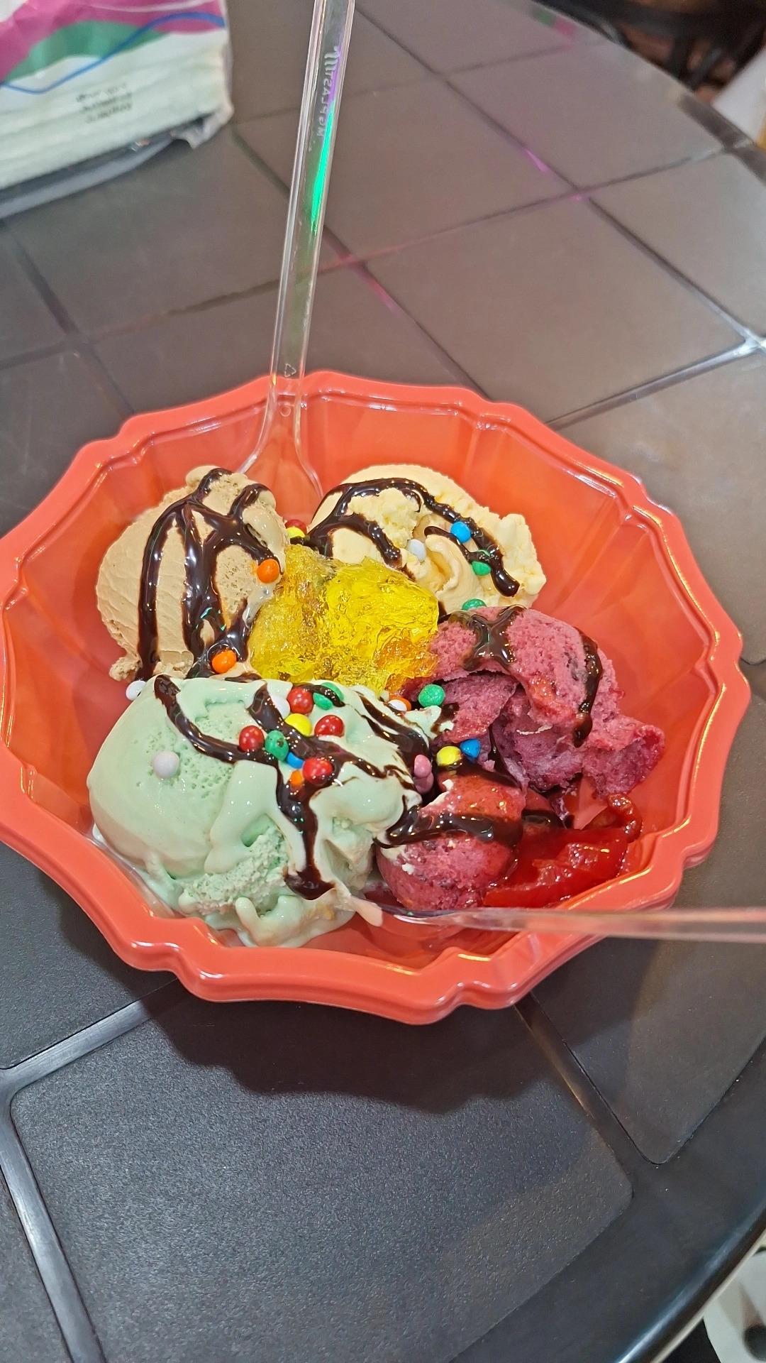 عکس کافه بستنی توت فرندی