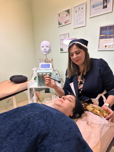 عکس فیشیال و پاکسازی پوست زهره