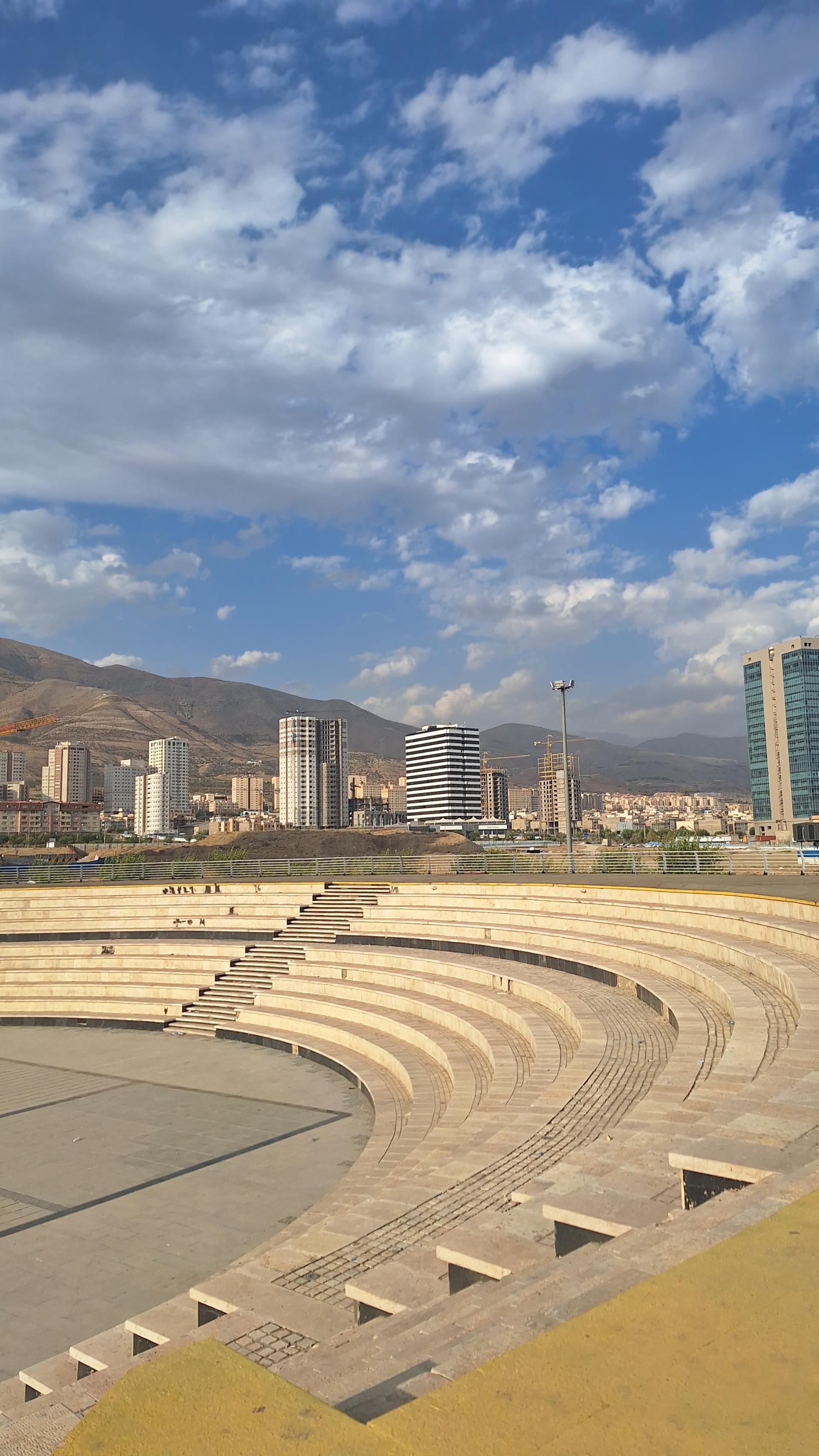 عکس آمفی تئاتر روباز ضلع شرقی دریاچه چیتگر